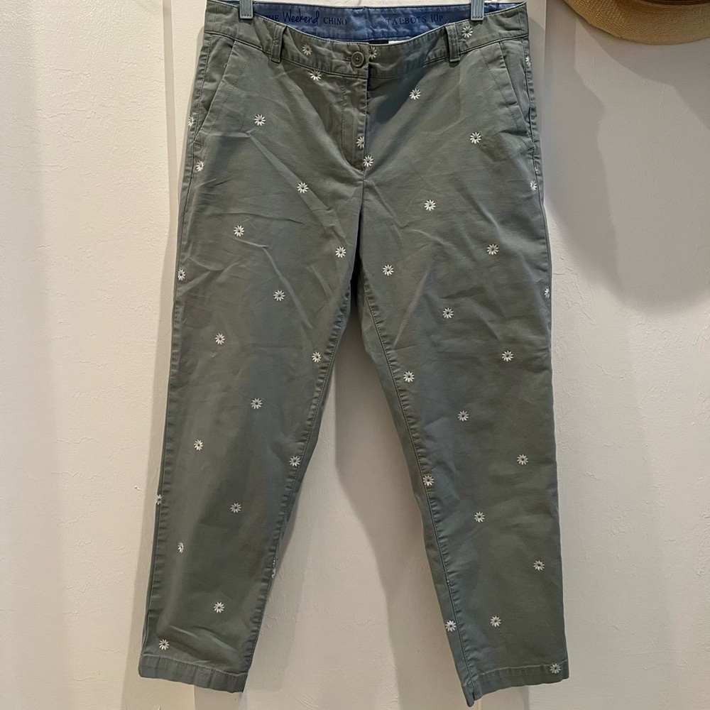 Women’s cropped chino pant with daisies